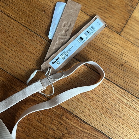 SKIMS molded underwire Bodysuit with Adjustable Straps, size XS sand - Picture 4 of 7